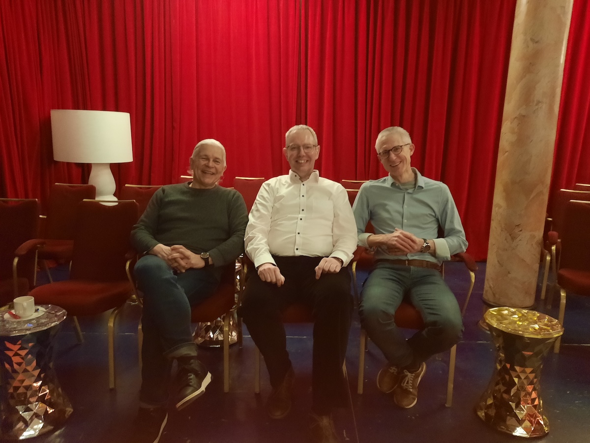 Vorstand Jazz-Club Luzern Roli Bühler, Bernd Krause, Peter Wespi sitzend im Konzertstaal